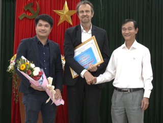 Chủ tịch UBND quận Thanh Khê Nguyễn Văn Tĩnh (phải) trao giải nhất và giải cộng đồng cho Công ty StudioMilou Singapore