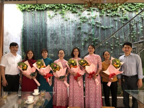 Ông Trần Văn Nam - Giám đốc (bên trái) và Ông Nguyễn Xuân Tài (bên phải) tặng hoa cho nữ viên chức nhân dịp 8-3-3022