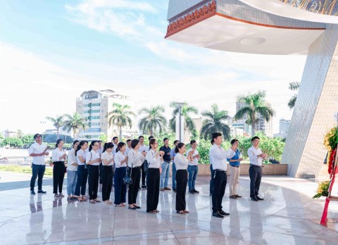 Chi bộ Trung tâm tư vấn kỹ thuật xây dựng dâng hoa và dâng hương tại Đài Tưởng niệm các Anh hùng Liệt sỹ của thành phố Đà Nẵng