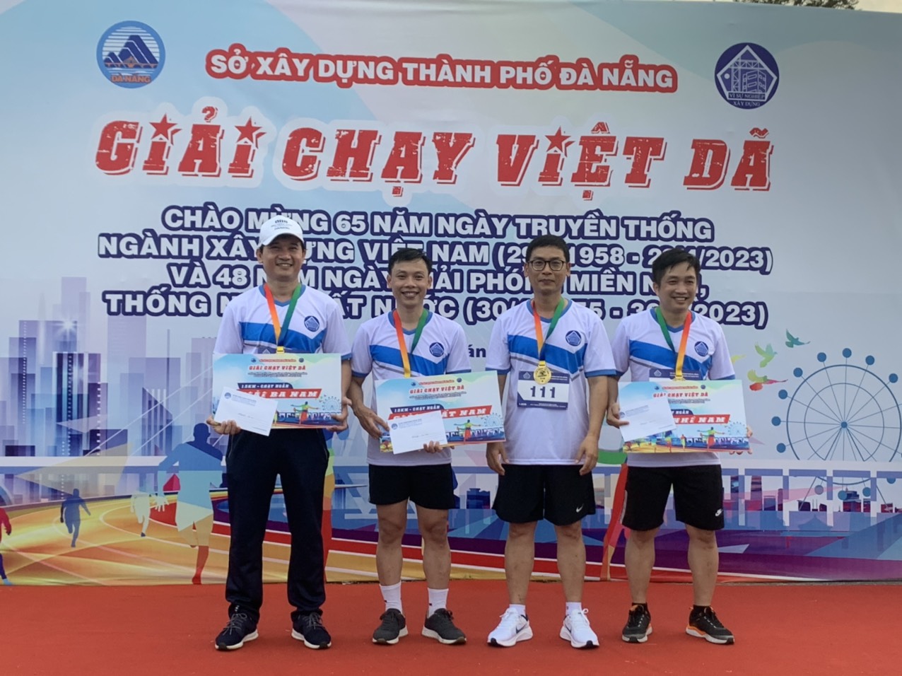 Ông Trần Văn Nam - Giám đốc Trung tâm (ngoài cùng bên trái) nhận giải Ba cự ly 1,5 km