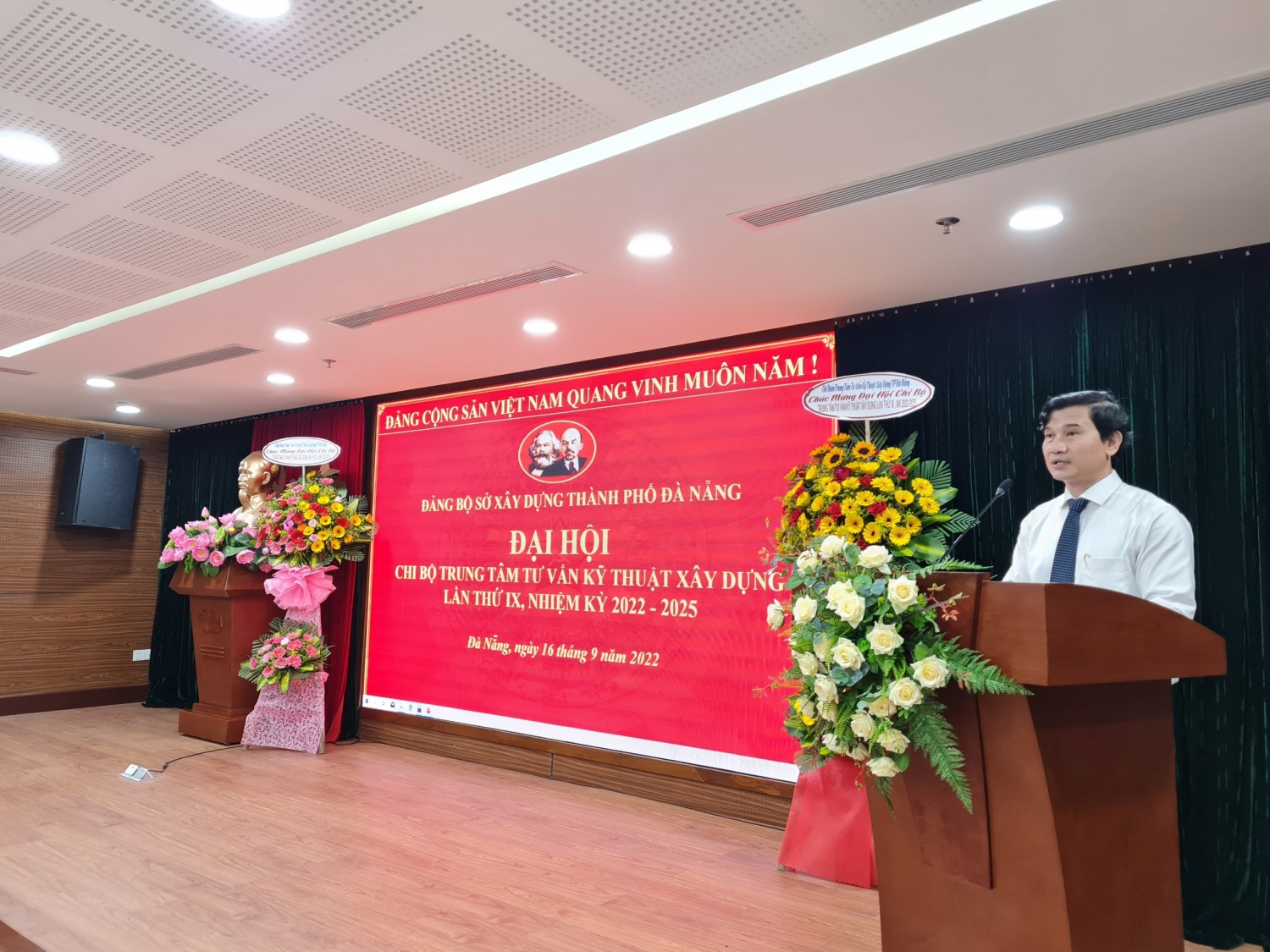 Đồng chí Trần Văn Nam - Bí thư chi bộ, Giám đốc Trung tâm phát biểu tại Đại hội