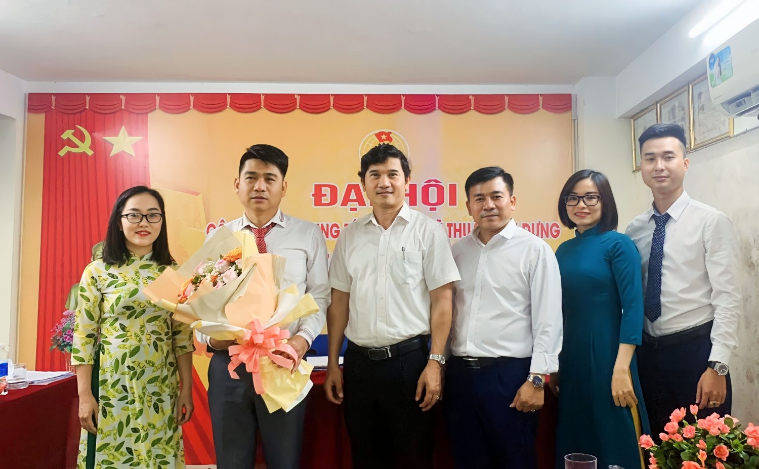Đồng chí Trần Văn Nam - Bí thư chi bộ, Giám đốc Trung tâm tặng hoa chúc mừng BCH Công đoàn nhiệm kỳ 2023-2028