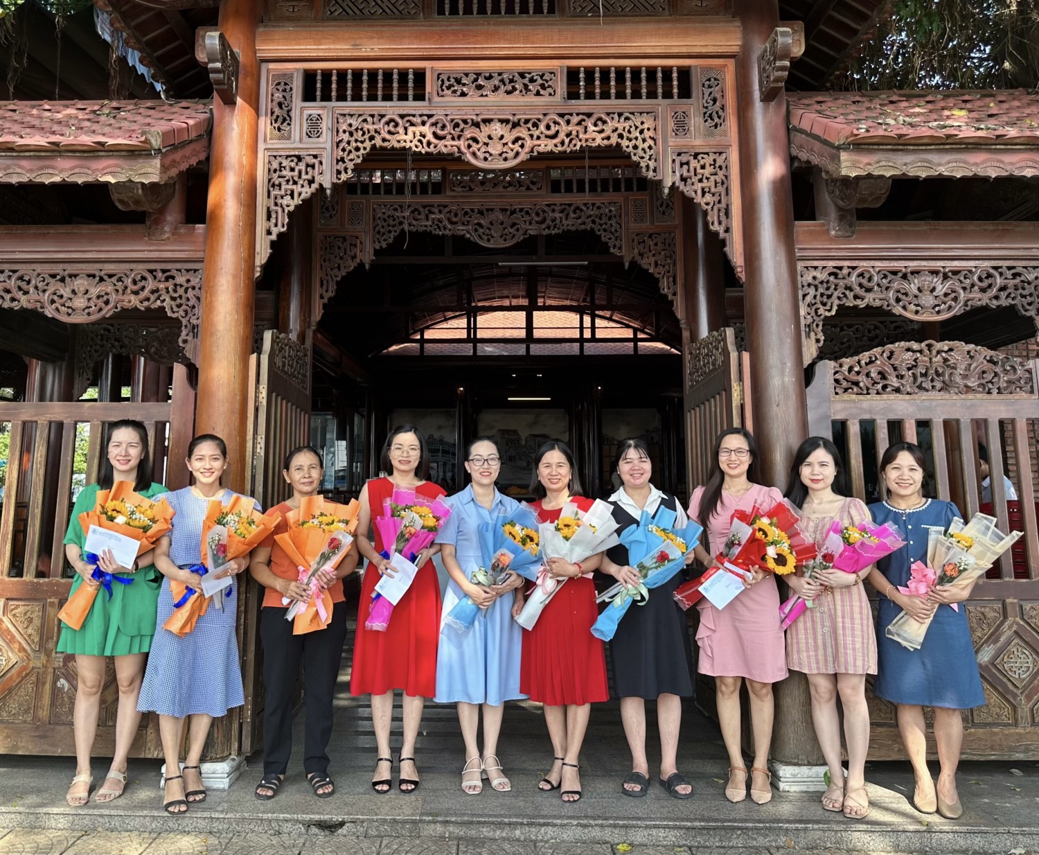 Lãnh đạo Trung tâm tặng hoa và phần thưởng chúc mừng nữ viên chức, người lao động nhân kỷ niệm 93 năm thành lập Hội Liên hiệp Phụ nữ Việt Nam (20/10/1930 - 20/10/2023)