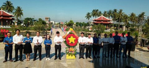 Dâng hương tưởng niệm các anh hùng liệt sĩ tại Nghĩa Trang Liệt sĩ Thị xã Điện Bàn
