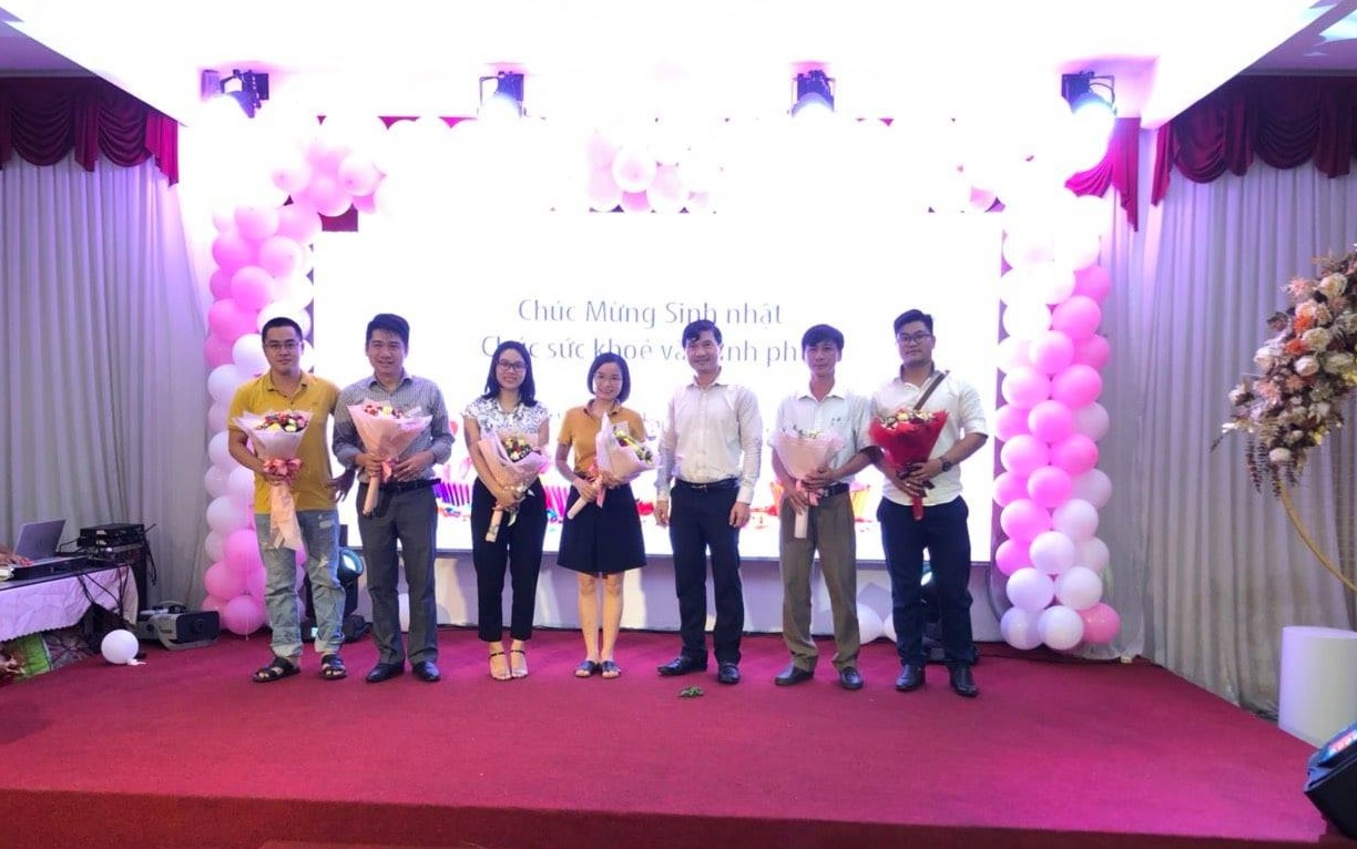 Ông Trần Văn Nam tặng hoa cho viên chức có sinh nhật tháng 8