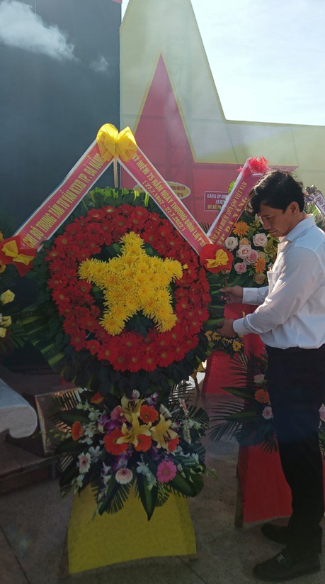 Ông Trần Văn Nam - Bí thư chi bộ, Giám đốc Trung tâm đặt vòng hoa viếng các anh hùng Liệt sĩ