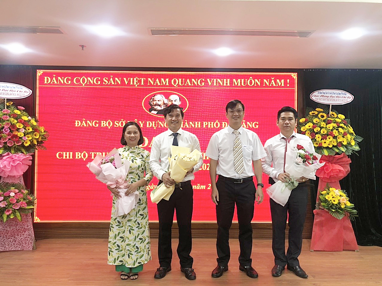 Đồng chí Lê Văn Tuấn - UVTV, Chủ nhiệm Ủy Ban kiểm tra Đảng ủy Sở Xây dựng tặng hoa chúc mừng các đồng chí Cấp ủy nhiệm kỳ 2022-2025