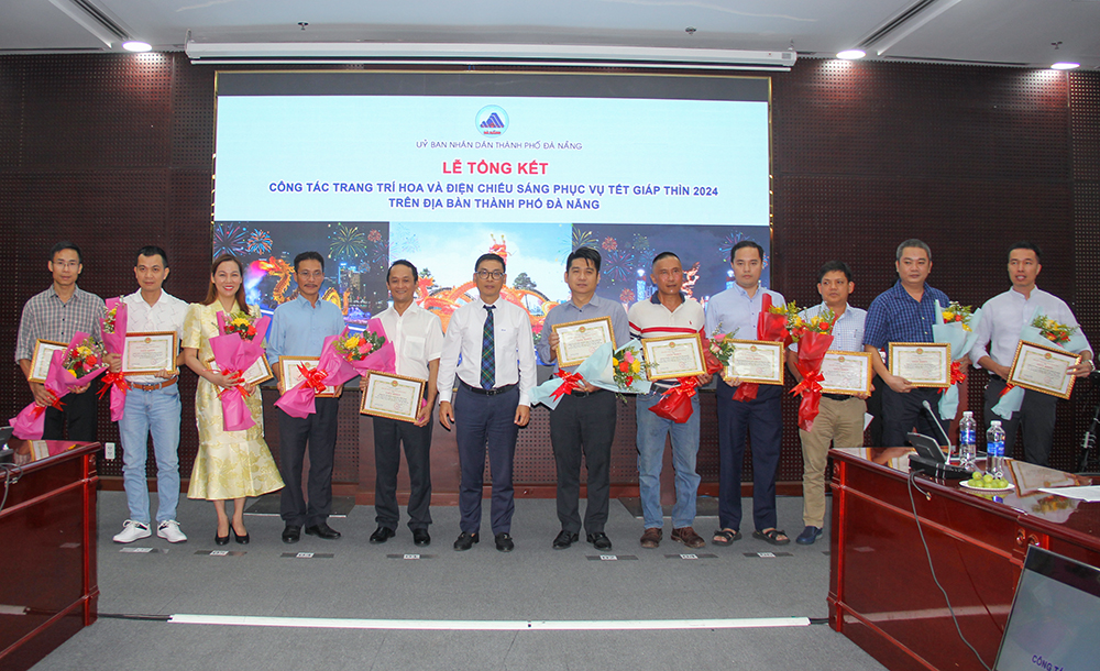 Ông Nguyễn Xuân Tài - Phó Giám đốc Trung tâm (thứ 6 bên trái sang) nhận Giấy khen do ông Phùng Phú Phong - Giám đốc Sở Xây dựng (thứ 7 bên trái sang) trao tặng Ảnh: HOÀNG HIỆP