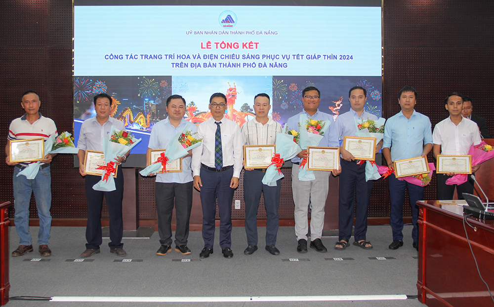Ông Nguyễn Quốc Huy - Kiến trúc sư (thứ 2 bên trái sang) nhận Giấy khen do ông Phùng Phú Phong - Giám đốc Sở Xây dựng (thứ 6 bên trái sang) trao tặng Ảnh: HOÀNG HIỆP