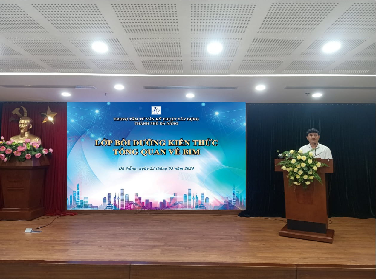 Ông Trần Văn Nam - Giám đốc Trung tâm Tư vấn kỹ thuật xây dựng thành phố Đà Nẵng phát biểu khai giảng khóa bồi dưỡng