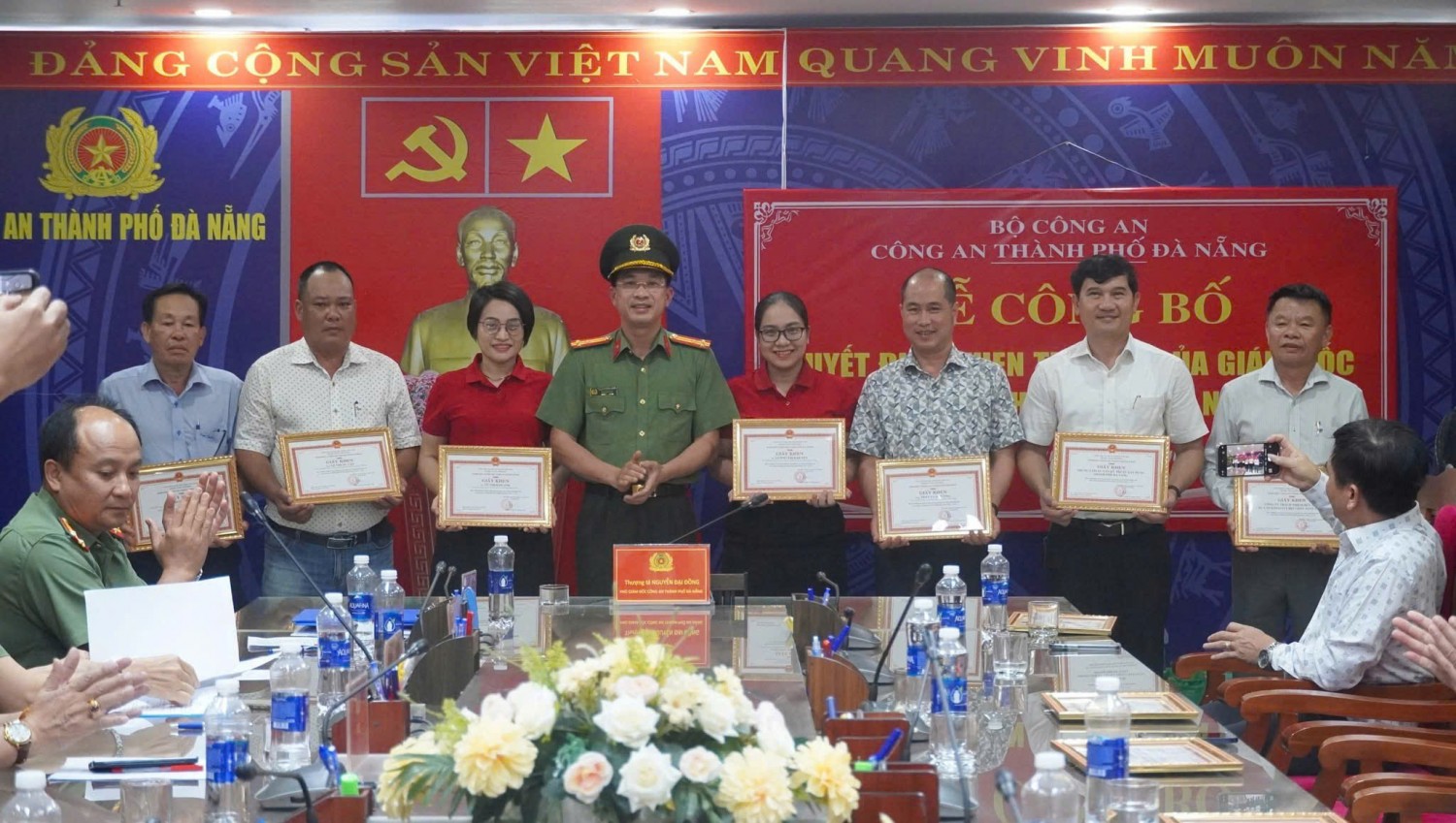 Ông Trần Văn Nam (Thứ 2 từ phải qua) – Giám đốc Trung tâm Tư vấn kỹ thuật xây dựng thành phố Đà Nẵng nhận Giấy khen của Giám đốc Công an Thành phố Đà Nẵng