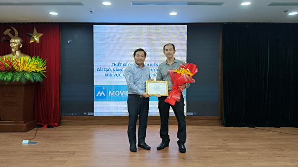 Ông Nguyễn Đức Nam - Phó Giám đốc Ban Quản lý các dự án đầu tư cơ sở hạ tầng ưu tiên thành phố Đà Nẵng trao Giấy chứng nhận và tặng hoa chúc mừng đội dự thi