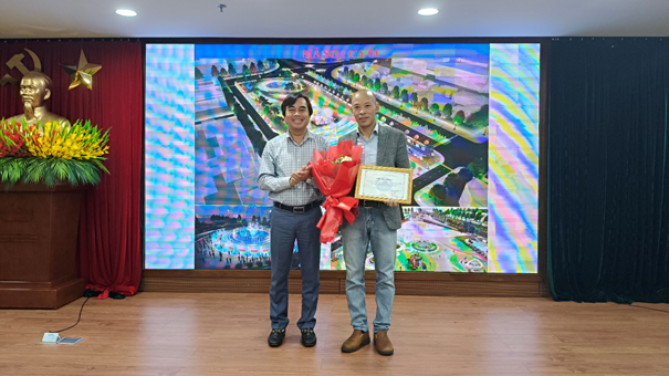 Ông Tô Văn Hùng - Phó Bí thư chuyên trách Đảng bộ UBND TP. Đà Nẵng, Chủ tịch Hội Kiến trúc sư TP. Đà Nẵng - Chủ tịch Hội đồng trao Giấy chứng nhận và tặng hoa chúc mừng đội dự thi