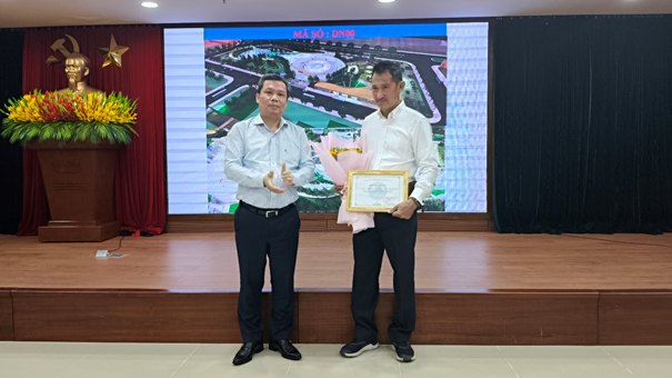 Ông Lê Tùng Lâm - Trưởng ban Đô thị Hội đồng nhân dân thành phố Đà Nẵng, Ủy viên đoàn chủ tịch Tổng hội Xây dựng Việt Nam trao Giấy chứng nhận và tặng hoa chúc mừng đội dự thi