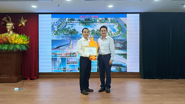 Ông Nguyễn Hà Bắc - Bí thư Đảng uỷ phường Hoà Khánh trao Giấy chứng nhận và tặng hoa chúc mừng đội dự thi