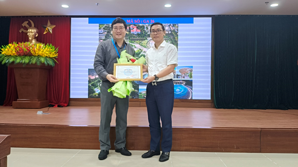 Ông Phùng Phú Phong - Bí thư Đảng uỷ Phường An Hải - Phó Chủ tịch Hội Quy hoạch phát triển đô thị Việt Nam trao Giấy chứng nhận và tặng hoa chúc mừng đội dự thi