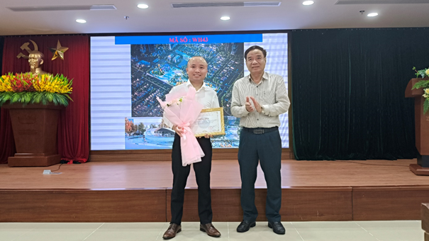 Ông Hà Vỹ - Phó Giám đốc Sở Văn hóa, Thể thao và Du lịch thành phố Đà Nẵng trao Giấy chứng nhận và tặng hoa chúc mừng đội dự thi