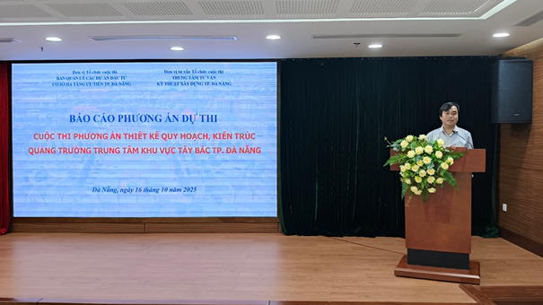 Ông Tô Văn Hùng - Phó Bí thư chuyên trách Đảng bộ UBND TP. Đà Nẵng, Chủ tịch Hội Kiến trúc sư TP. Đà Nẵng - Chủ tịch Hội đồng phát biểu khai mạc.